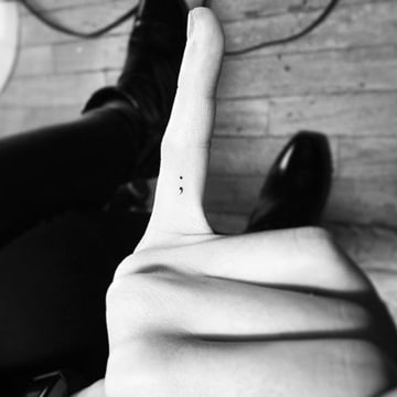tatuajes entre los dedos discretos