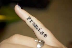 tatuajes entre los dedos texto