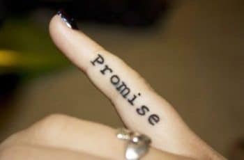 Originales y diminutos tatuajes entre los dedos
