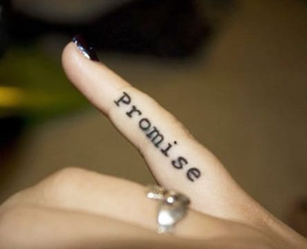 tatuajes entre los dedos texto