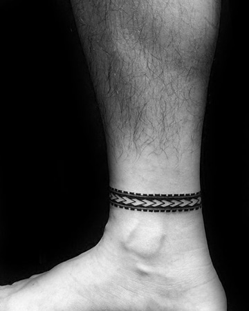 tatuajes para hombres en el tobillo brazalete