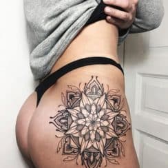 Inusuales y unicos tatuajes para mujeres en la cola