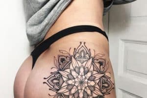 tatuajes para mujeres en la cola mandala