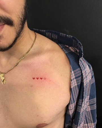 tatuajes pequeños en el pecho de corazones