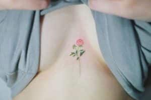 tatuajes pequeños en el pecho femeninos