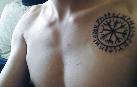 tatuajes pequeños en el pecho masculinos