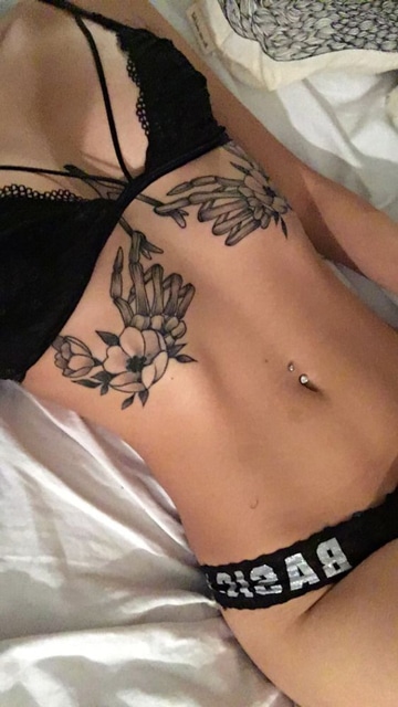 tatuajes raros para mujeres en abdomen