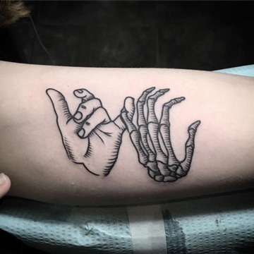 tatuajes raros para mujeres silueta manos