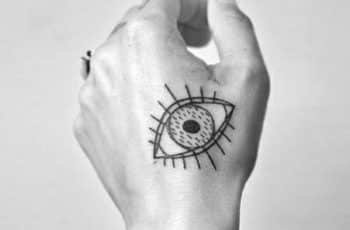 Bosquejos originales de tatuajes de ojos en la mano