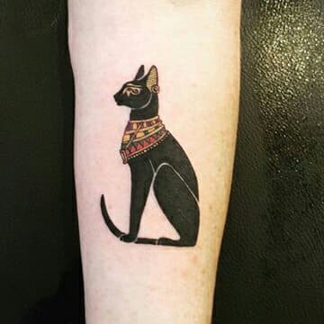 tatuajes de gatos egipcios en brazo