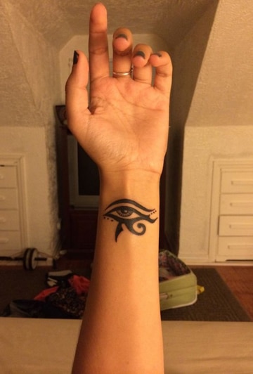 imagenes del ojo de horus tatuaje pequeño