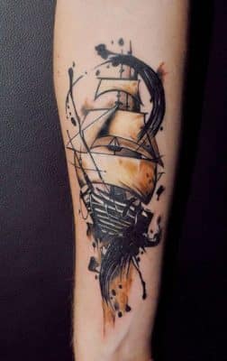 tatuajes de barcos piratas en brazo