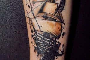 tatuajes de barcos piratas en brazo