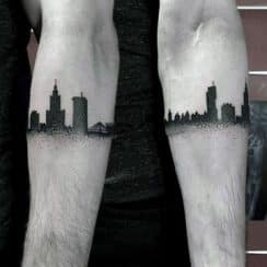Asombrosos diseños en tatuajes de ciudades en el brazo