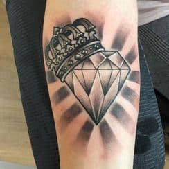 Diversas tecnicas en tatuajes de corona para hombres