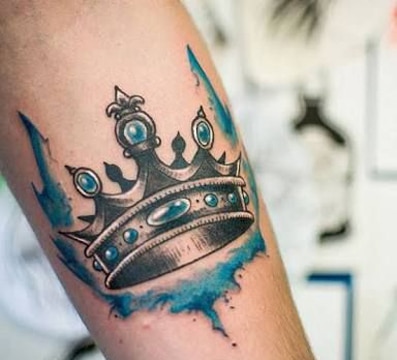 tatuajes de corona para hombres con acuarela