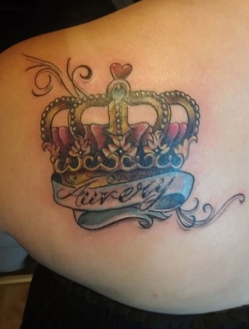 tatuajes de coronas a color en espalda