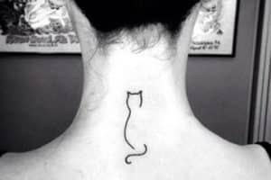 tatuajes de gatos en el cuello minimalistas