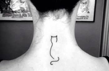 Originales tatuajes de gatos en el cuello para damas