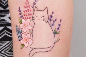 tatuajes de gatos para mujeres con flores
