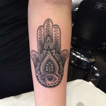 tatuajes de la mano de fatima en brazo