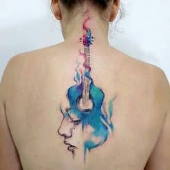 Sutiles y originales tatuajes de musica para mujeres