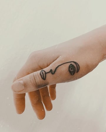 tatuajes de ojos en la mano sencillos