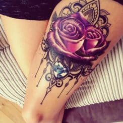 Extraordinarios tatuajes de rosas en las piernas
