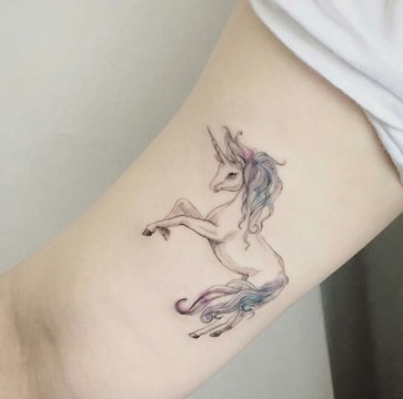 tatuajes de unicornios para mujeres discretos