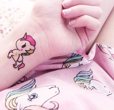 tatuajes de unicornios para mujeres en muñeca