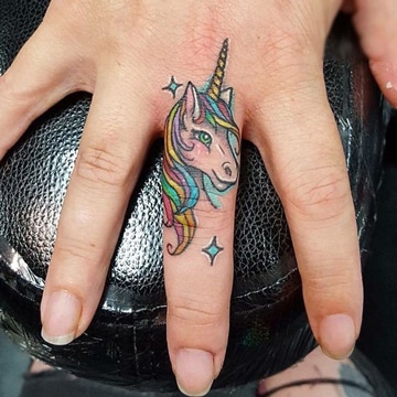 Bonitos y delicados tatuajes de unicornios para mujeres