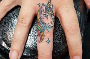 Bonitos y delicados tatuajes de unicornios para mujeres