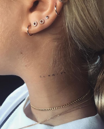 tatuajes pequeños para chicas en cuello
