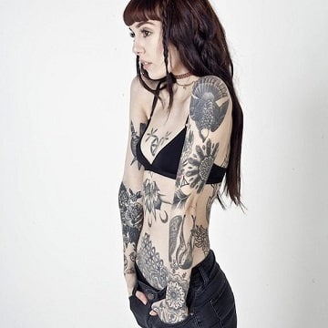 mujeres tatuadas en todo el cuerpo diseños