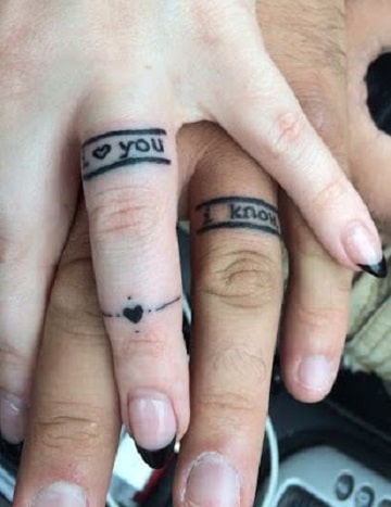 tatuajes de anillos entrelazados con letras