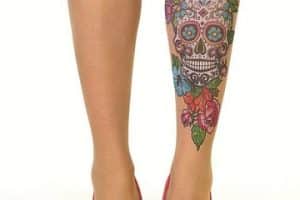 tatuajes de calaveras a color para mujer