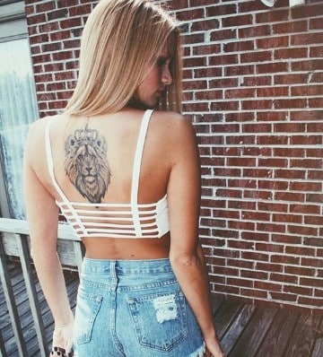 tatuajes de cara de leon en la espalda