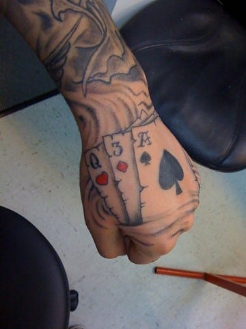 tatuajes de cartas de poker en la mano