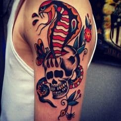 Tradicionales y coloridos tatuajes de cobras en el brazo