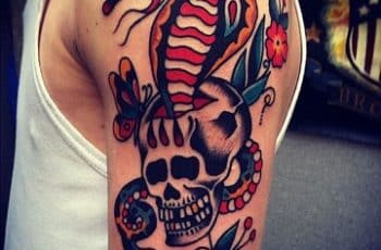 Tradicionales y coloridos tatuajes de cobras en el brazo