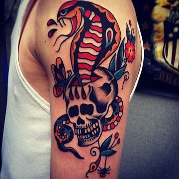 tatuajes de cobras en el brazo con calavera