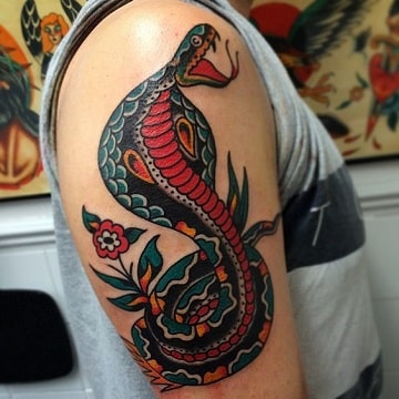 tatuajes de cobras en el brazo para hombres