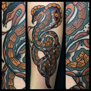 tatuajes de cobras en el brazo para mujer