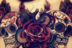 tatuajes de craneos con rosas en el pecho
