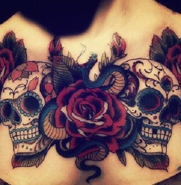 tatuajes de craneos con rosas en el pecho