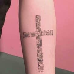Delicados y sencillos tatuajes de cruces para mujer
