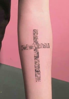 tatuajes de cruces para mujer con flores