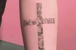 tatuajes de cruces para mujer con flores