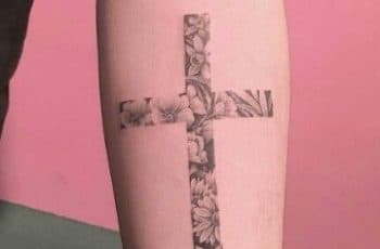 Delicados y sencillos tatuajes de cruces para mujer