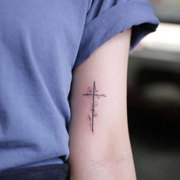 tatuajes de cruces para mujer en el brazo